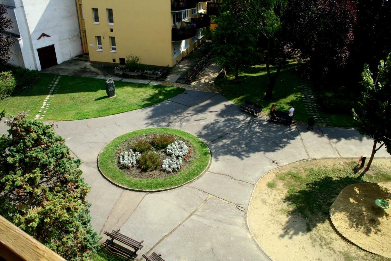 F&M Apartman Егер Екстериор снимка